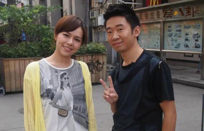 杨迪与女友合影