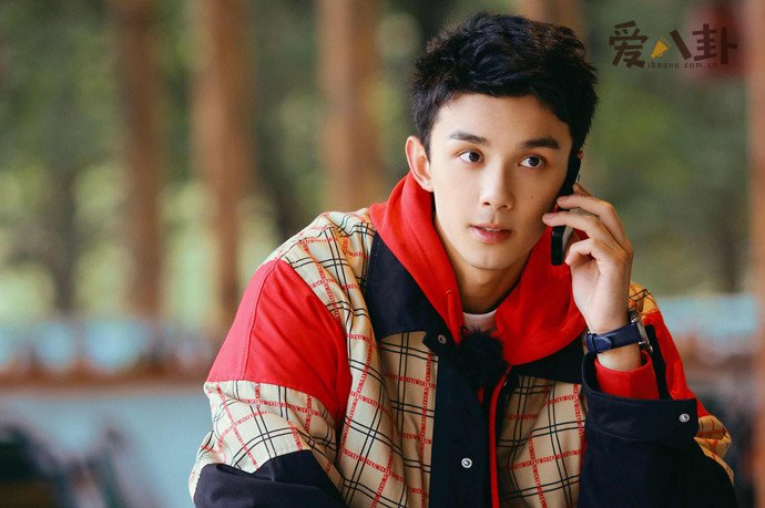 吴磊吐槽杂志服装衣领口太低