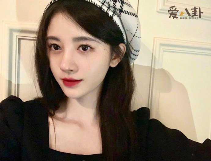 鞠婧祎被组内成员邓歆玥克隆