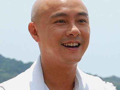 张卫健为什么光头 是因为生病了吗