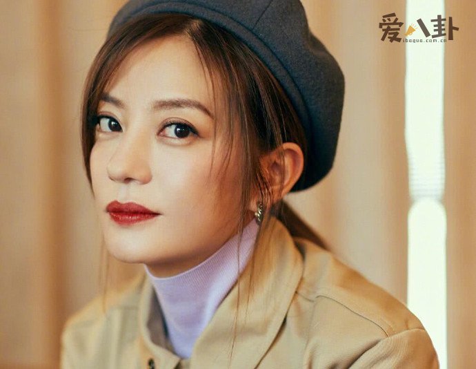  赵薇深夜发文晒与男子合照引热议