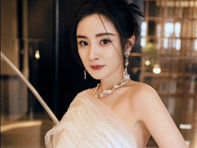 杨幂耍大牌遭偷拍 工作时间一脸不耐烦