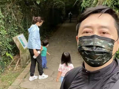 庾澄庆首晒一家四口合照引争议 庾澄庆秒删照片发文道歉