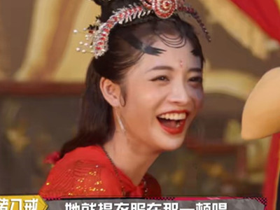 那英录节目唱歌话筒被周洁琼抢走 周洁琼无视杨迪多次提醒
