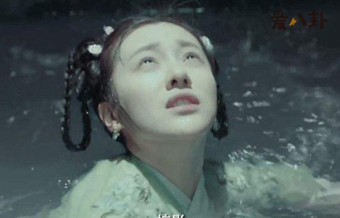 女星拍戏用140桶装矿泉水引起网友热议