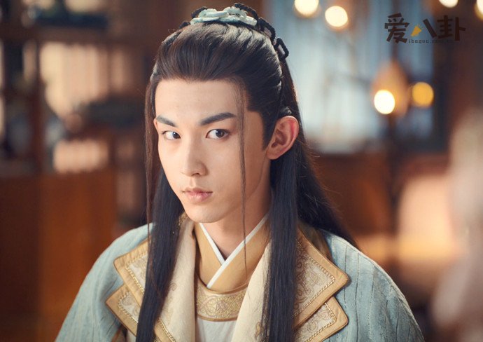 春妖为什么满头白发