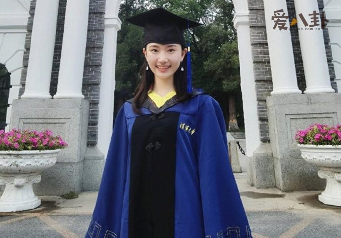 叶子清华大学硕士毕业照