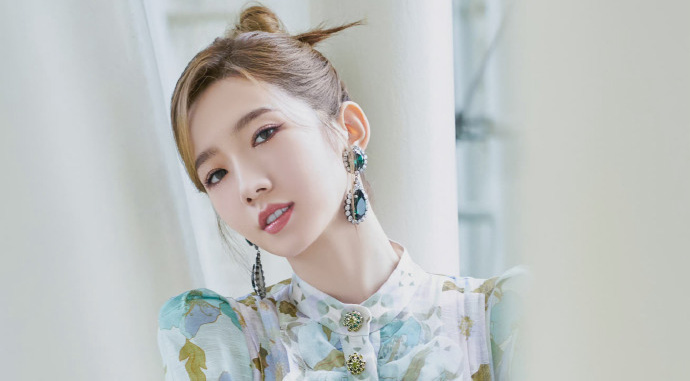 孟美岐照片