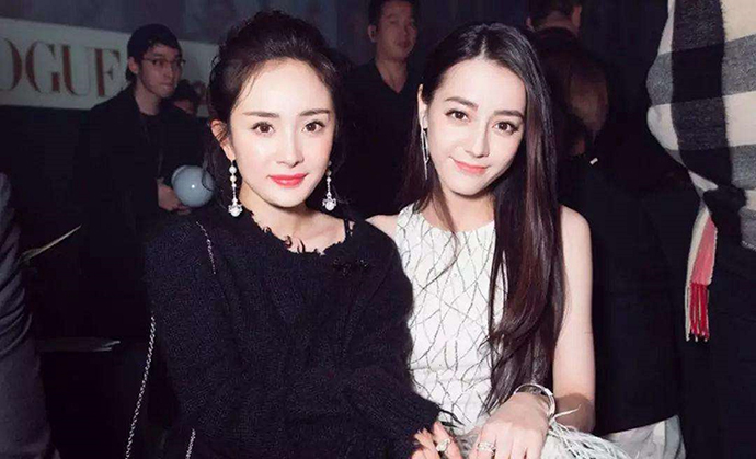杨幂迪丽热巴合照