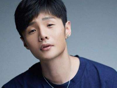 李荣浩直播中欠费是怎么回事 为何能逗人发笑