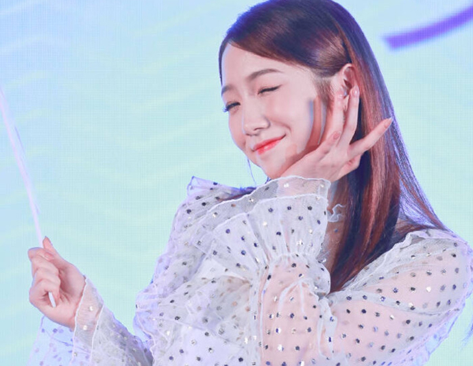 孟美岐照片