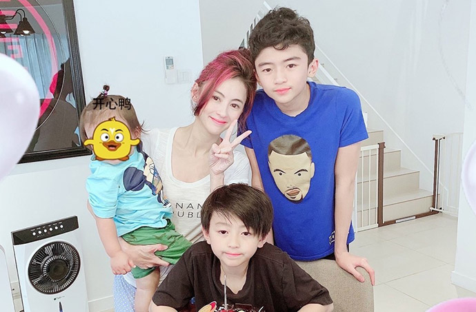 张柏芝与孩子合照