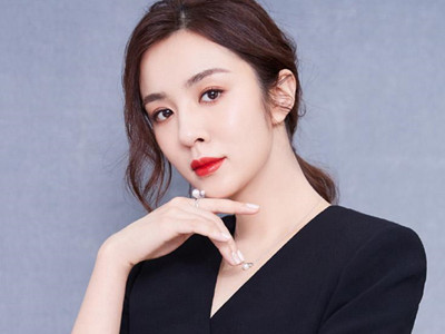 王晓晨姜妍对比照图片 2人长得太像了背后关系揭秘
